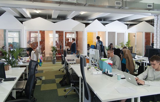 Espace de travail : le Covid 19 a-t-il tué l’open space ? Interview de Anne-Sophie Mulliez